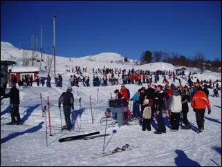 Slik s det ut p Fjellsetra den 28. februar 2004. Grunnen til det enorme besket var nrmere halvannen meter snfall siste uken. P det meste kom det opptil 70 cm i dgnet...! Denne dagen hadde vi 1000 solgte og 1500 registrerte heiskort i omlp!